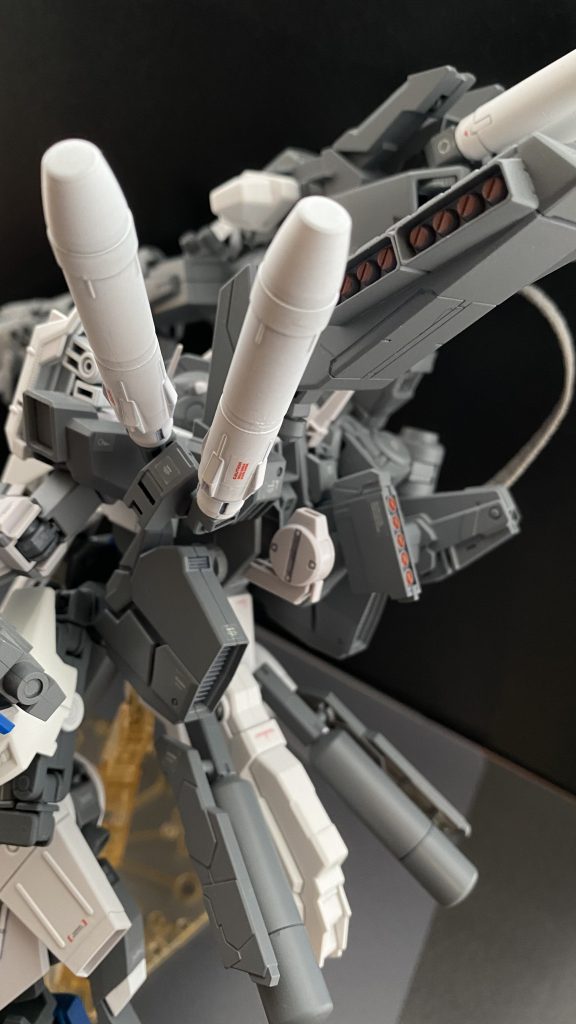 前衛の僚機、フォックステイルは全身に装備したガトリングなどを、弾切れを気にせずばら撒く。回避行動をする敵機を、同じく弾をばら撒くように射撃するガルバルディだが、その射撃は、巧みに敵機を、本機のハイパーギガランチャーの照射範囲内に誘導する。