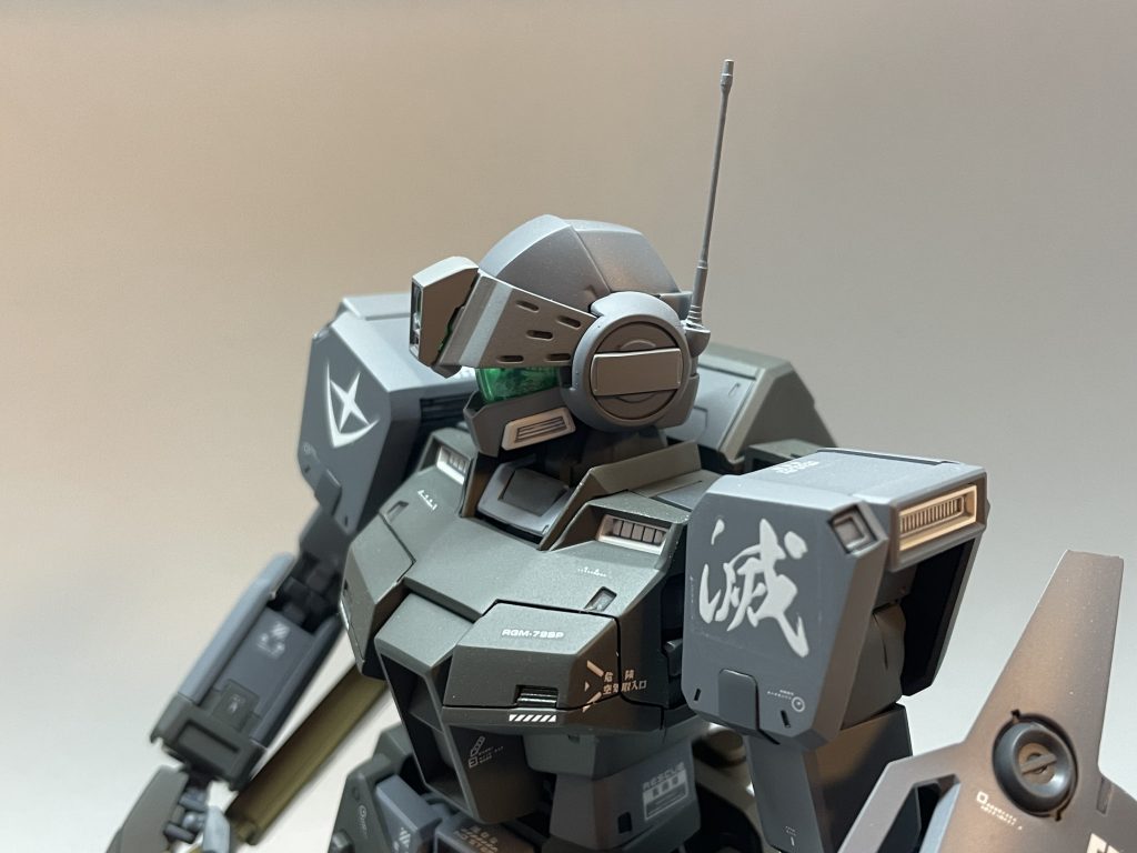 お遊び要素が強い作品になりましたが、頭部のアンテナや各部グレーの塗り分け、腰アーマーに追加装甲を施すなど、細部も無視せずに作業しました。