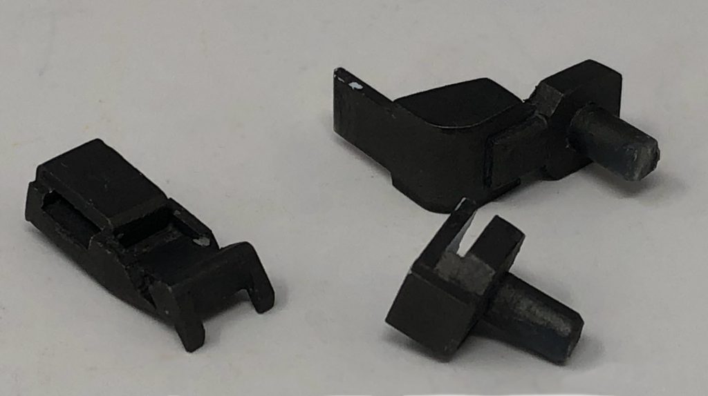 左側が百式の腕に装着するマウンタで、右側2つがアタッチメントです。百式さんの左右の腕とこのマウンタにネオジム磁石を仕込みました。2つのアタッチメントはHGUCで一般的なものと同様に真っ直ぐと真横にシールドが付けられる用になってます。