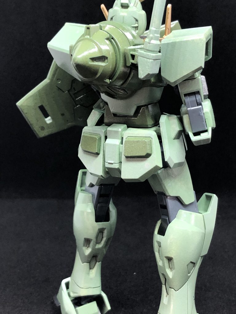 右肩の後ろが、少しトップコートのせいで下地すけてます。墨入れは、トップコート後にエナメルならできたので、ウェザリング少しすれば、トップコートの影響は、ほぼなくなりそうです。あと、ダマになって吹いたものは、アルコールで全部拭き取ってリセットするしかありませんでした。ガンダムマーカーは、アルコールできれいにとれます。