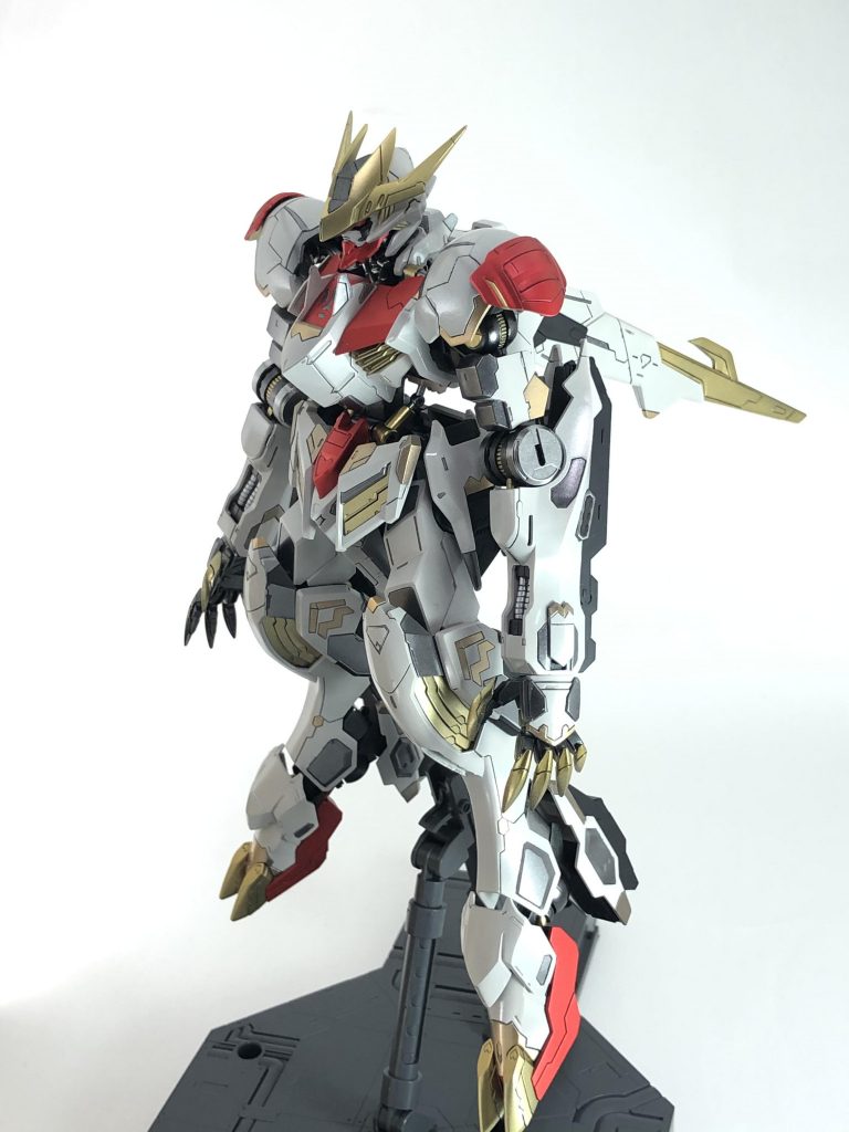 白い外装はクレオスダイヤモンドシルバーにてパール塗装し高級感が出れば塗装しそれに合わせる様に各メタリック色にて塗装してます。白い装甲が光沢で仕上げてる為赤い装甲部分はアクセントとして、キャンディレッドにオリジナルで調合した艶消しにてコートして落ち着きを狙ってみました。全体的に落ち着きがでて良い雰囲気に仕上がりました。