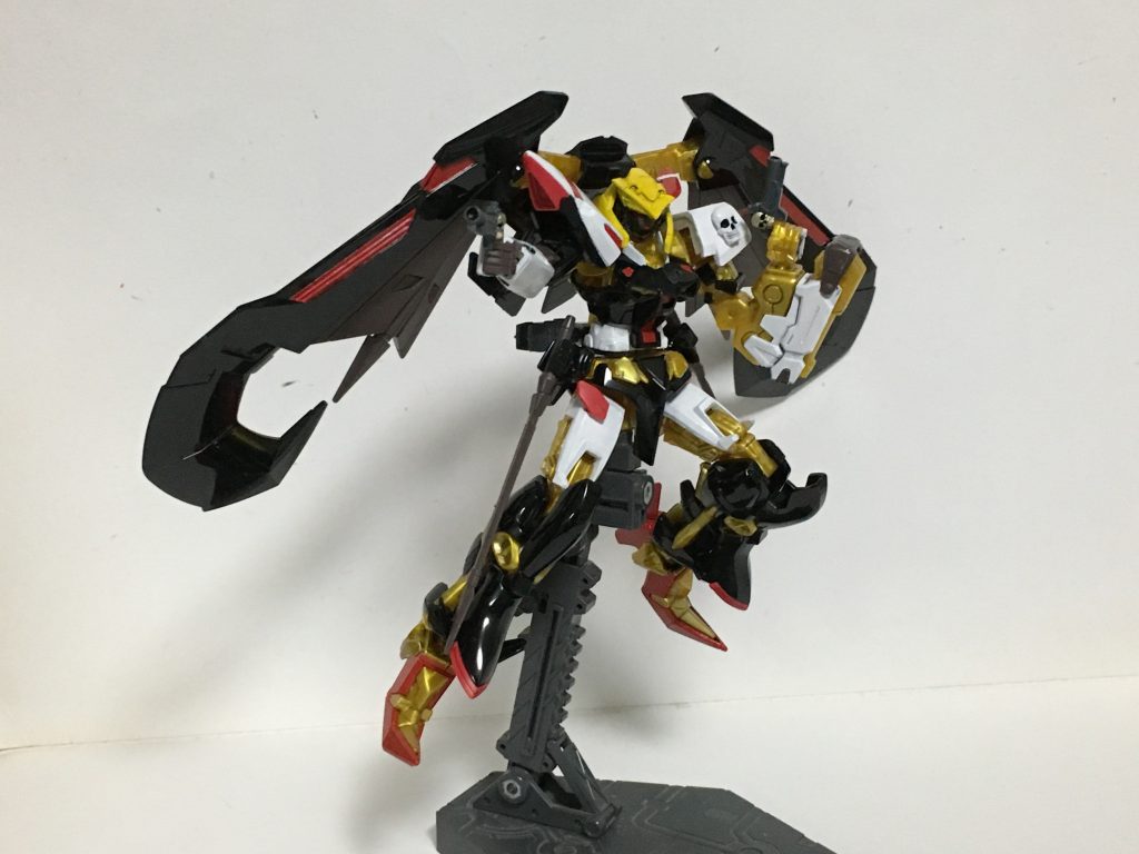 “マンジェ”腰部と腹部の間に装備された小型拳銃。二丁持っており、更には取り回しがしやすいためトリケロスが失っても射撃戦は可能とされている。マンジェとはフランス語で「食べる」という意味である。