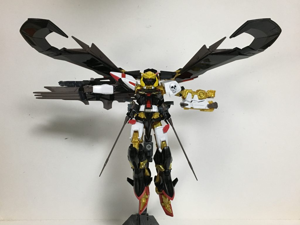 “マガノイクタチ”巨大な翼を彷彿とさせるバックパックであり本機の主力武器。ミラージュコロイド技術も備わっているため、これを中心に運用可能。また、敵を捕まえる事にも長けており、エネルギーの吸収、すなわち「食べる」ことにより機体が回復可能。“ミラージュ・コロイド”ブリッツの機能を施しており、機体を隠すように透明化し、相手からの索敵・ロックを避ける事ができる。ルーミアの暗闇を利用しての攻撃から本機が採用された。