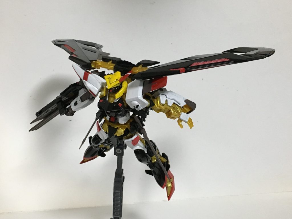 見づらいかもしれませんが、まずアンテナの方を少しばかり改造し、右の角を少しカットして左角をルーミアのリボンに見立てれるようにするため、アシンメトリー(左右非対称)にしました。