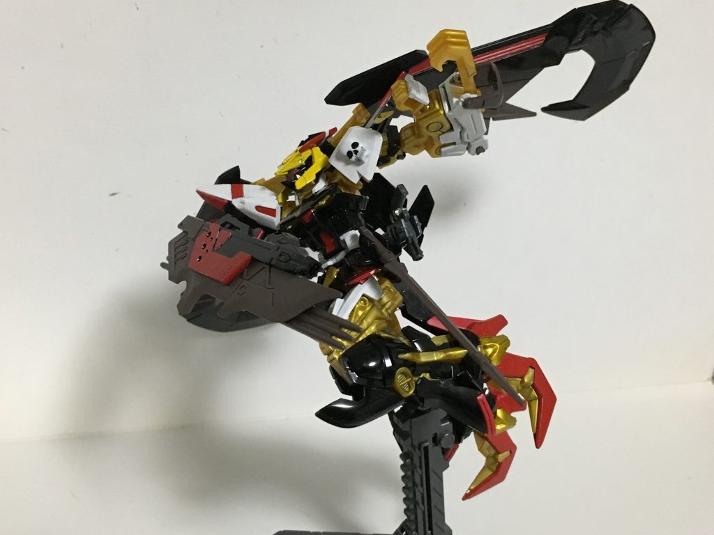 “ツムハノタチ”3本のクローを左腕に備えており、近接用の武装であるが、主な用途が相手をひっかけバランスを崩すのが使い方。狙った獲物は逃がさないようにするため。