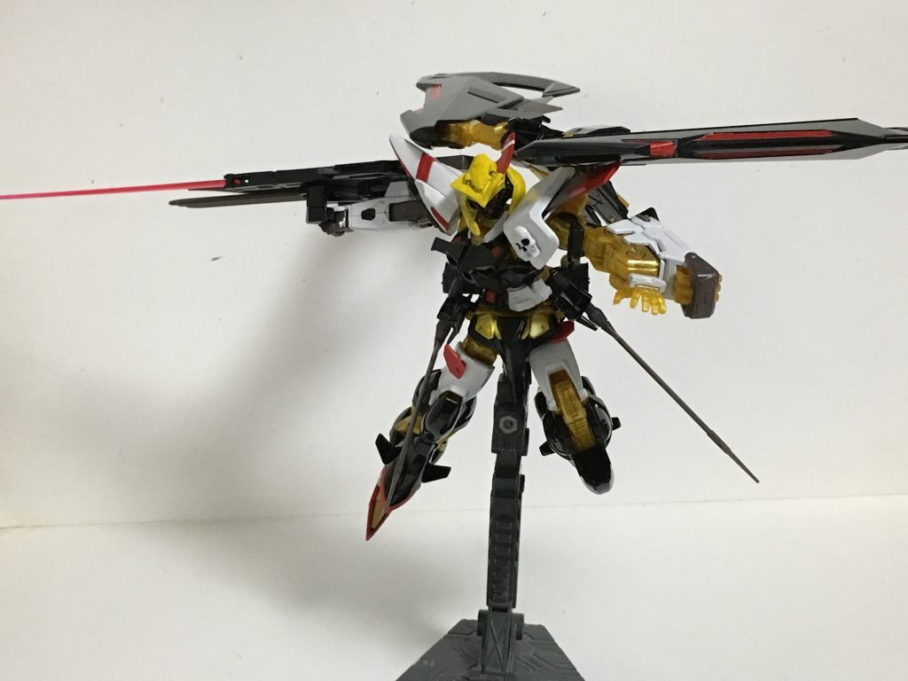 “トリケロス改”シールドに組み込まれた様々な武装を施したシステムであり、ビームライフル、ランサーダート、ビームサーベルの三つの運用が可能。