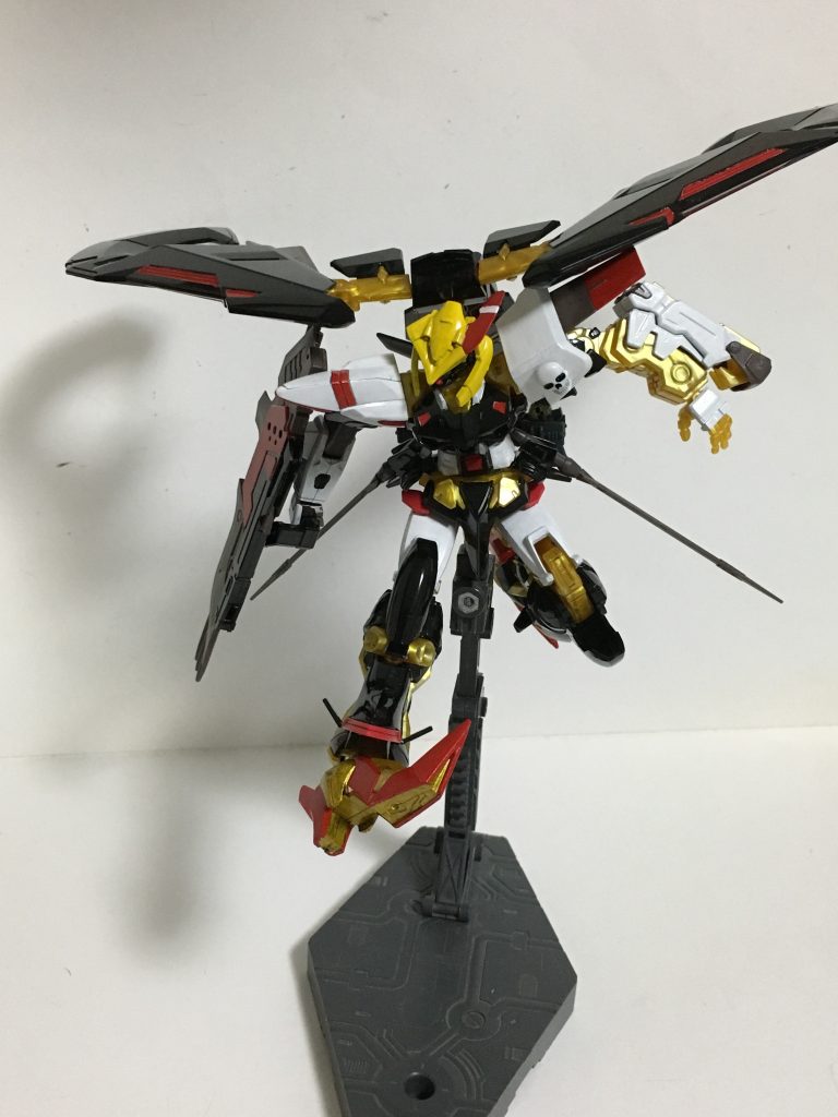 左肩のドクロは「スカルウェポン」のパーツ「H2-⑧」を使用しています。持ち手の部分と刃の方をカットしてやすり掛けし、両面のうち片方を平らにして、その平らになった部分にプラ棒を接着。そして肩の方はドクロが取り付けられるように穴を空け、着脱式にしたことで塗装がしやすいようにしています。