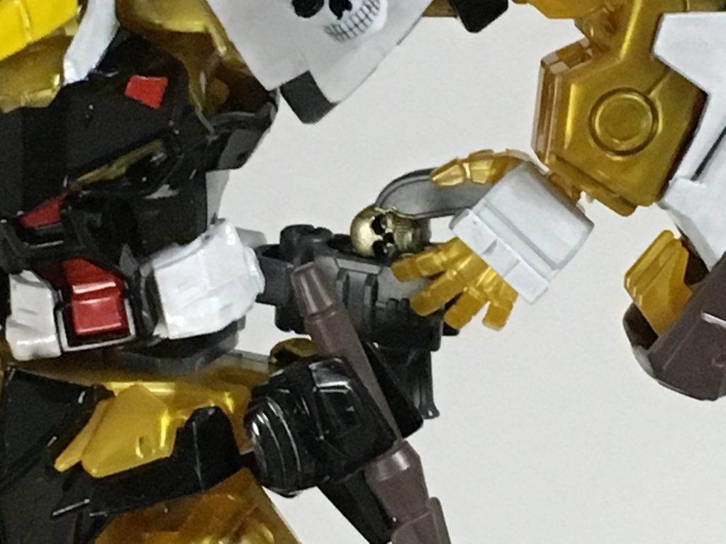 拳銃ですが、こちらも「スカルウェポン」のパーツ「I⑯(拳銃)」を採用し、「I①」と「I⑰」のパーツとジャンクパーツを使って接着し、収納できるようにしてます。