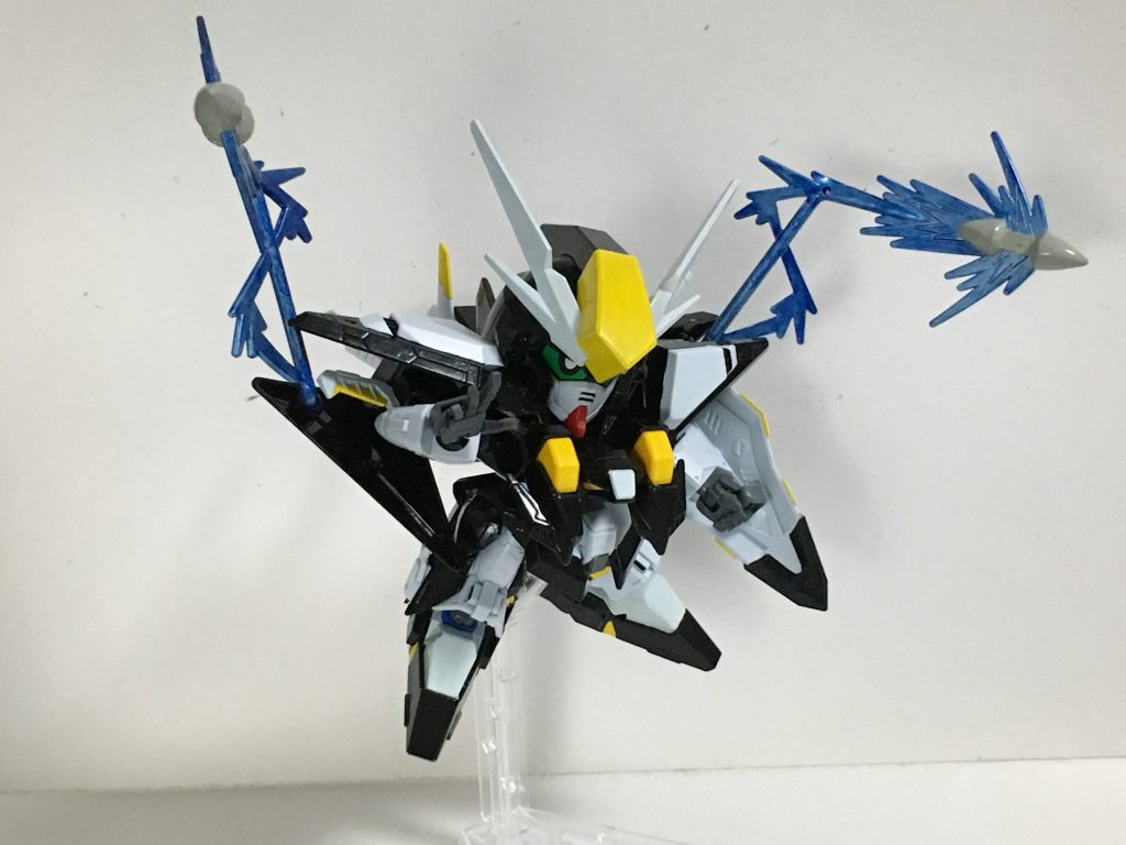 “ファンネル・ミサイル”サイコミュ兵装であるが、従来のファンネルとは違いミサイルになっておりそのままぶつけるのが特徴。ファンネルの数の暴力から本機を選んだ理由の一つ。