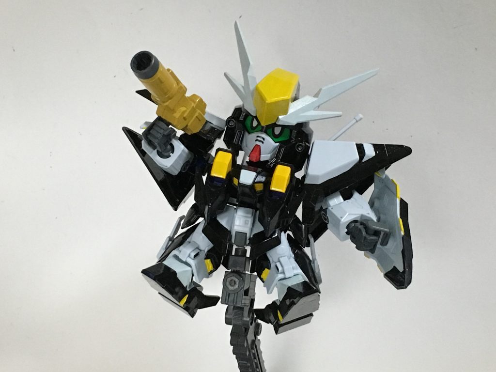 “ミニ八卦炉”新規武装で大出力の照射ビームが撃てるようになった。肩部からのメガビーム・キャノンよりも高出力で何故か燃費がいい。「2016カスタマイズキャンペーンのバックパックキャノンアーム」のキャノン部分を使用し、SDという事を生かしてビーム砲にするという設定にしました。持ち手はついていないので、適当なランナーから拝借です。