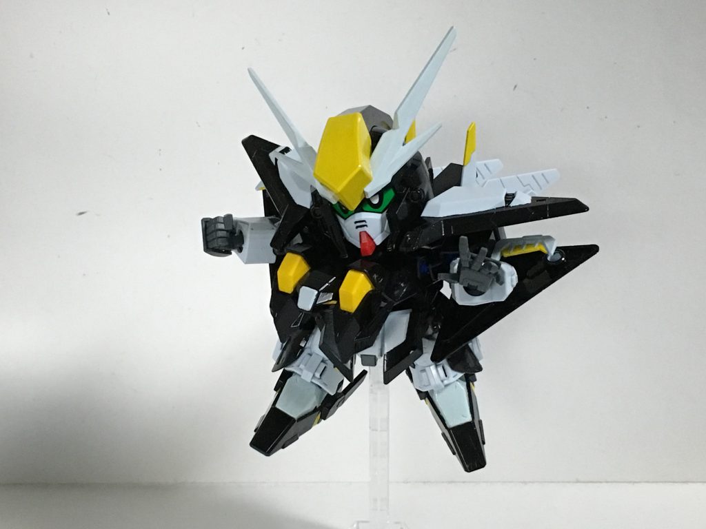 いい忘れてましたが、ハンドパーツはより表情がでる「次元ビルドナックルズ(角)の大」の方を使いたかったのですが、SDのハンドパーツをつけるポリキャップが合わなかったので「BJ-05プラサポ」のボールジョイントを使って「次元ビルドナックルズ(角)」に接着し、付けれるようにしました。(本当は「次元ビルドナックルズ(角)の大」が余っていたため、どうしても消費したかったので使用したと言う事は黙っておこう)。因みに余談ですが、Ξガンダムのハンドパーツの裏の方に肉抜き穴があり、気になる方はパテで埋める必要があります。