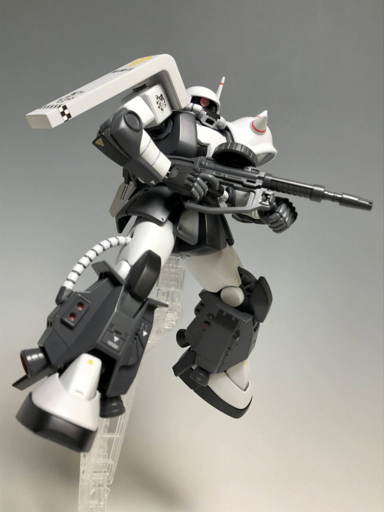 マシンガンを構えて。MSVは煽りのアングルが似合いますねー！