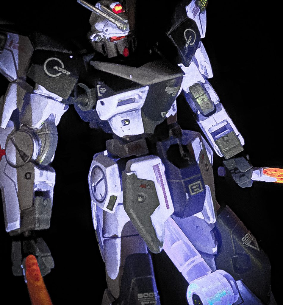 イメージとしては主人公機のV2を出来るだけヒロイックなイメージから遠ざけるカラーリングを意識しました。スプレー塗装、各所ガンダムマーカーとフォーアーティスティックマーカーでの部分塗装になります。