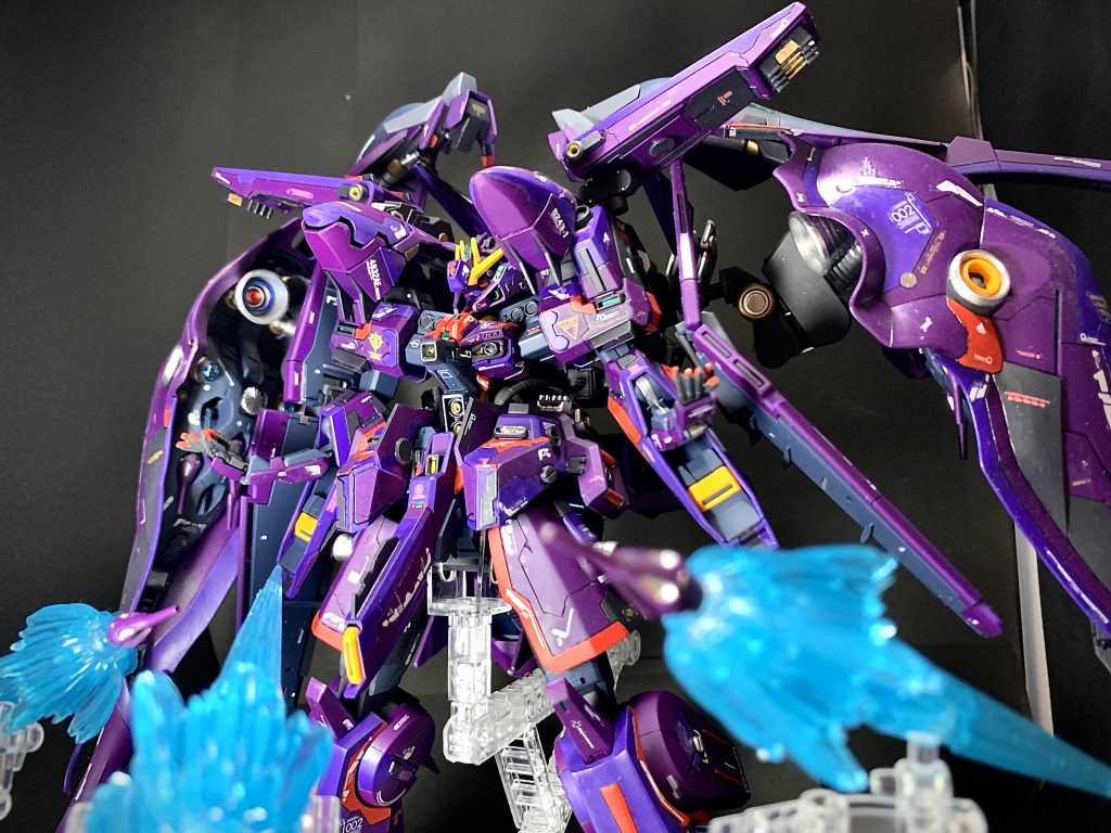 脳内設定的にはジオン残党に鹵獲されたハイゼンスレイii がアクシズ内にあったクインマンサとサイコガンダムmk2のデータを元に改修されアクシズ内に秘匿されていました。