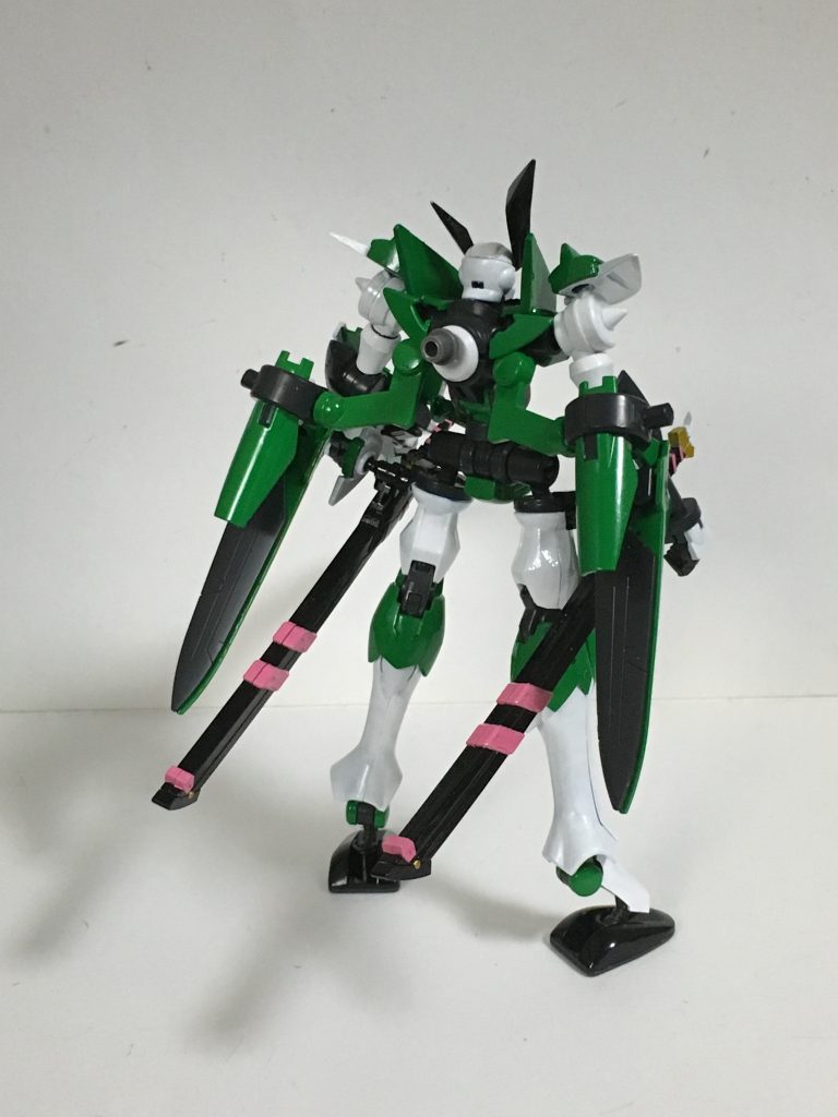 前回のスサノオ改め「すさみょん」に続き、フラッグ系で作成。ホビージャパンでブレイヴを使った改造機「マサカド」という他所様の機体を見て、それに感化され作りたくなりました。