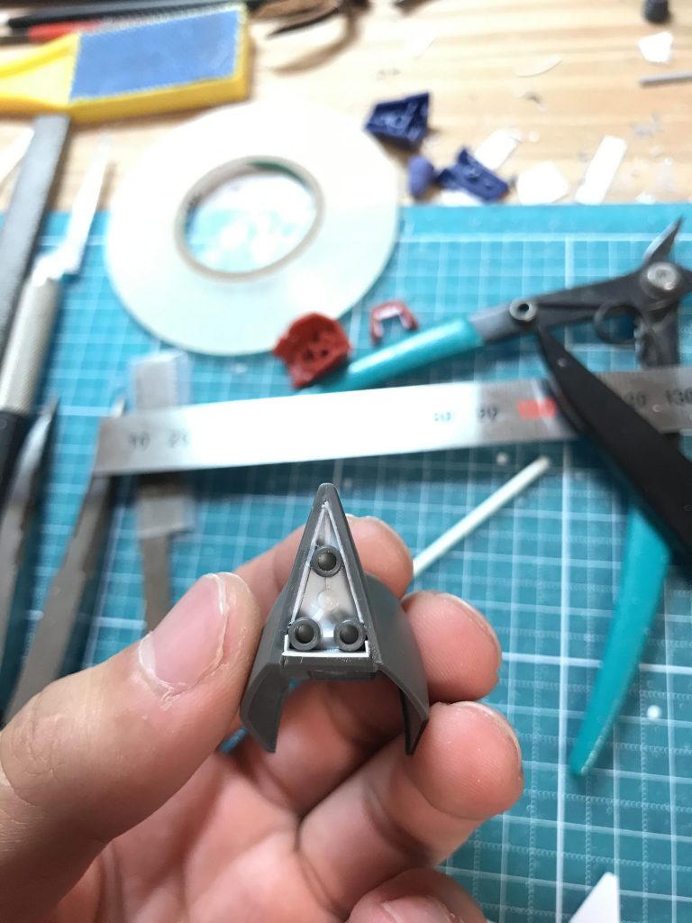 　ゲルググの肩アーマーの側面に穴を開け、内部にバーニアを追加しました。