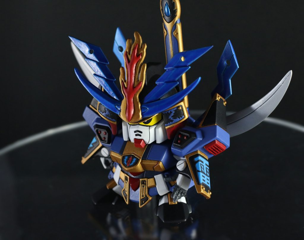 斜め上から。設定のカラーリングを踏襲しつつ、青の多色使いで情報量を増やしています。