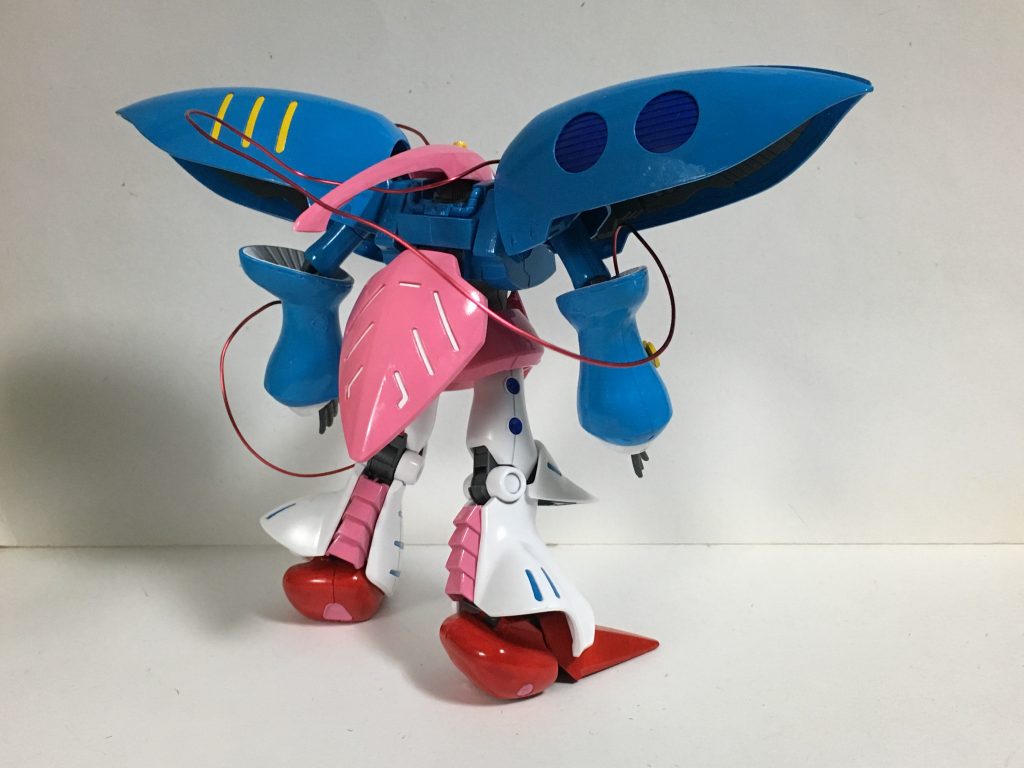 さとり様は個人的なイメージとしてキュベレイがあってると判断しました。理由としてはまずハマーン様とさとり様の髪が同じことと、カリスマがあると言う事からキュベレイになりました。ブリッツガンダム-クローズの時と同様、頭部はジャンクパーツの針金を用いて、サードアイを表現しました。「目」の部分も同様に余ったパーツのザクⅡ改(隊長機)のヘッドを使用し、コードは100円均一で売っていた針金を使用しています。