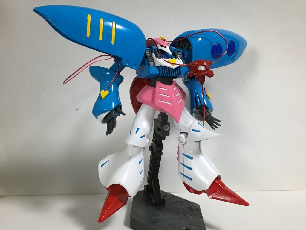 コードを繋げるべく、今回はゼフィランサスの余ったパーツでブースターパーツを3つ使用し、3mmのピンバイスで穴を空け、側頭部と顎下のところに接着。その後機体本体にも手を加え、左側頭部と両腕の方にも3mmの穴を空け接続を可能にする。そしたら直径3mmのランナーを6つにカットし、それらに1mmのピンバイスで穴を空け針金を接着。また、両腕と頭部につなげるランナーにはプラ板で自作した♡を接着し、さとり様っぽく印象を作る。♡のプラ板を接着すること以外はこいし専用ブリッツガンダム-クローズとほぼ同じですが、サードアイの目はサイトレンズを接着しより「目」っぽくしました。