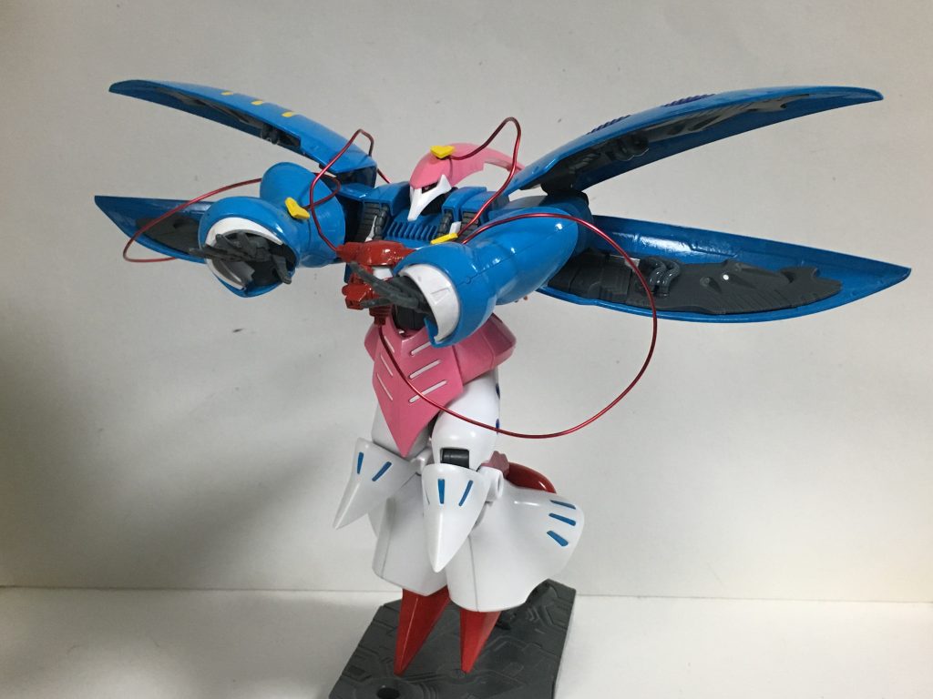 “ビーム・ガン”両腕の上腕に装備されたビーム・サーベルを射撃武装として用いる。