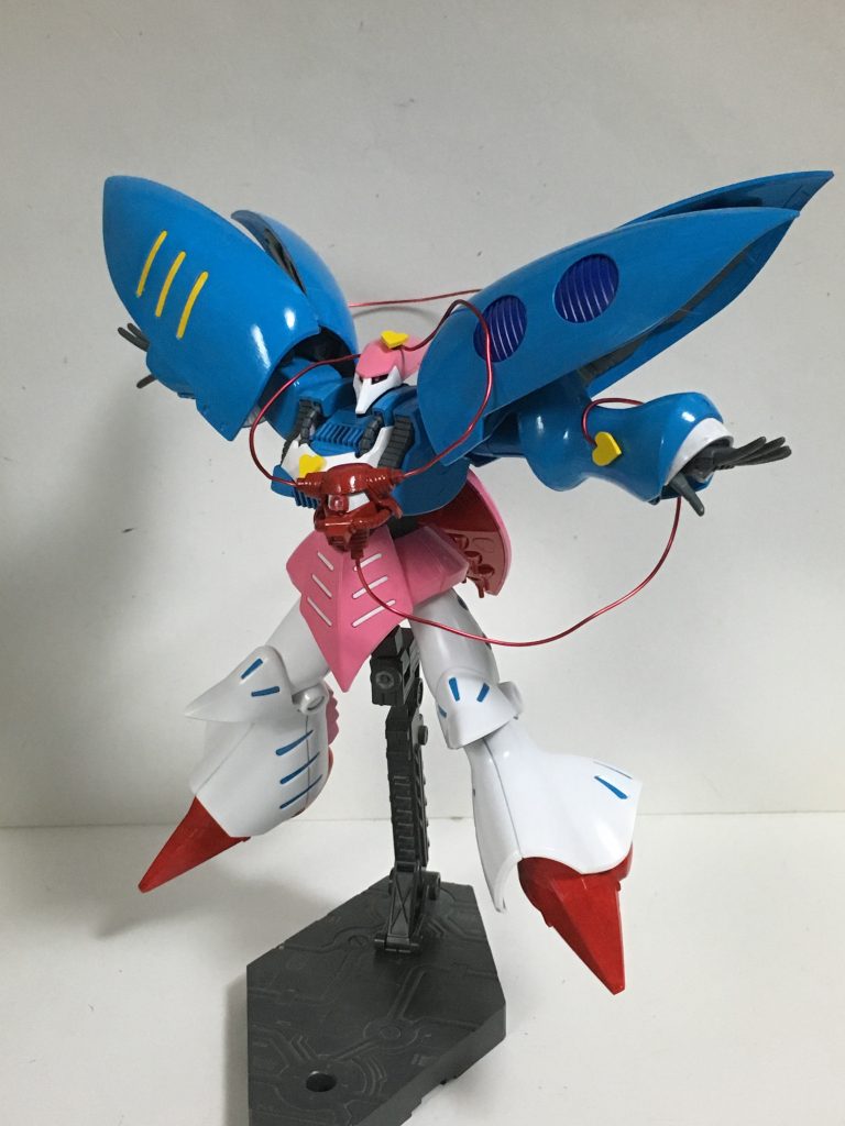 “ファンネル”遠隔攻撃端末のビット兵器。計10基を搭載しており、マニピュレータを内蔵した両手で遠隔操作する。