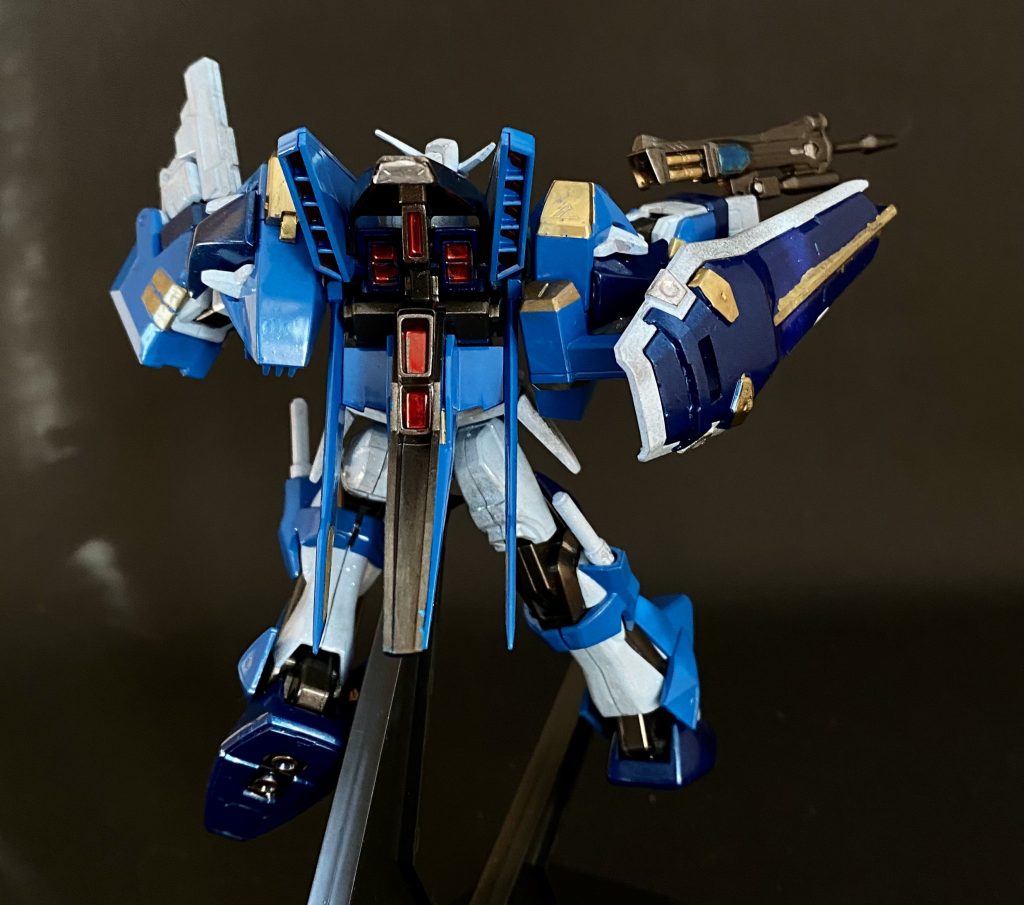 重モビルスーツの位置付けなのか後ろ姿は凄いですね😆