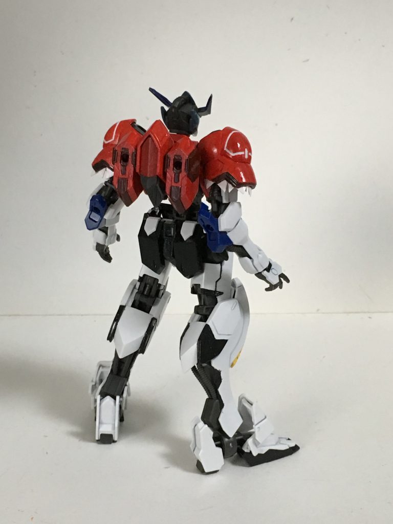 今回の改造個所は主に肩の装甲にプラ板を張り付けて芳香の襟っぽく仕上げ、あとはバルバトスをそのまま改造するだけでは物足りないので、ジャンクパーツを用いて足首の装甲を若干オリジナル要素として作りました。