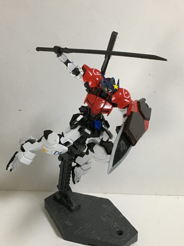 “太刀”局所攻撃による運用と、軽量さから取り回しのしやすい刀。収納時は腰部から連結されたアームにより、持ちやすいようになっている。