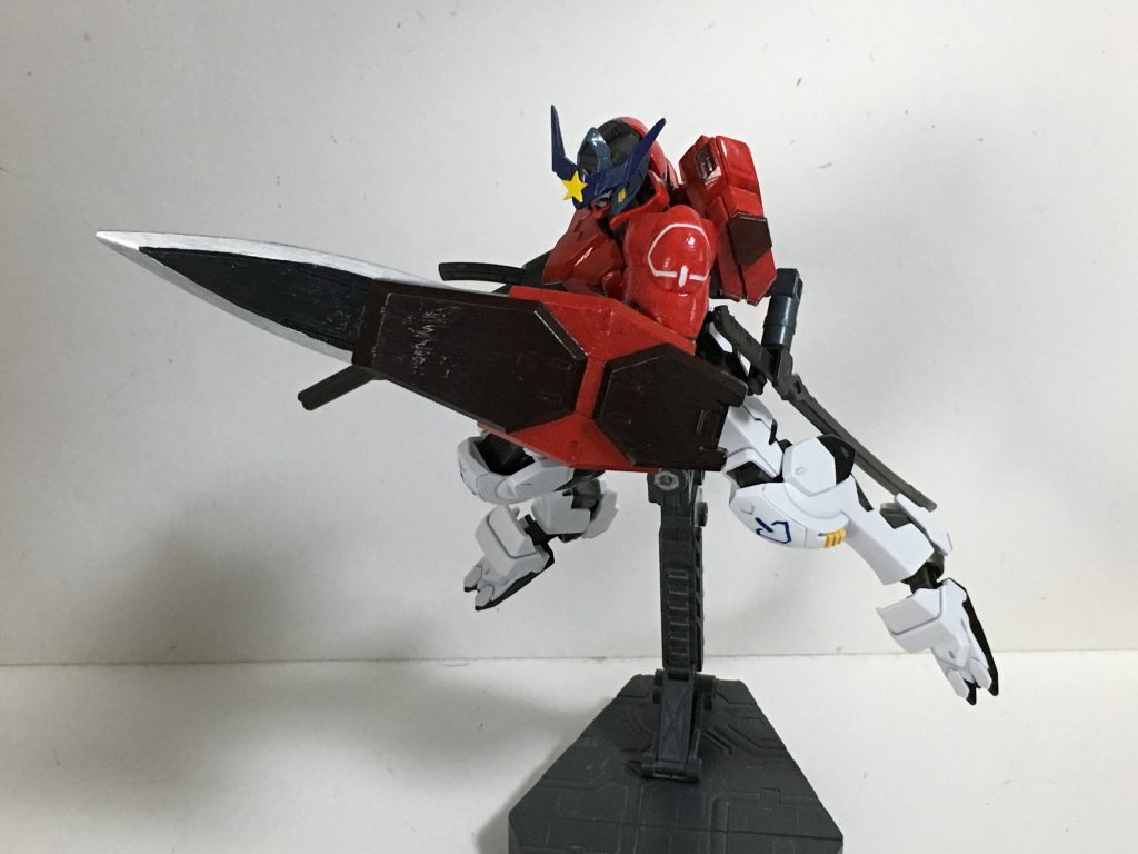 “グレイズシールド”通常グレイズに使用されている防御兵装なのだが、本編で鹵獲したことから「先端に刃先をつければ近接にも使えそう」と言う事で、攻防一体と化した武器となった。