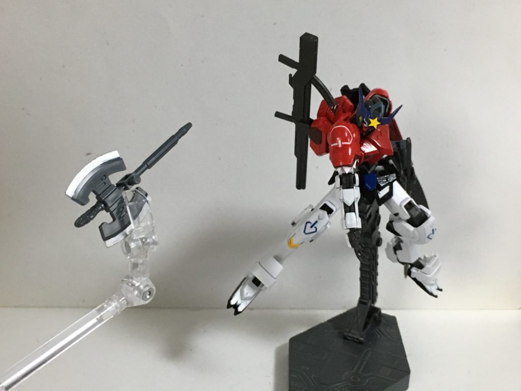 “ショートアックス”グレイズのバトルアックスと同じ素材で使われており、全武装の中で一番軽量に作られているが、近接戦に使うよりも投擲として使われる方が効率良かったりする。