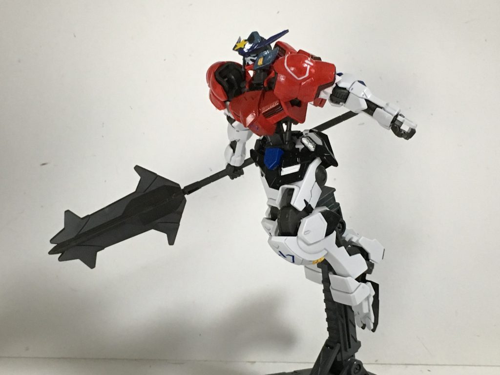 “メイス”モビルスーツのフレームと同じく、高硬度レアアロイを用いた質量破壊武器。ナノラミネートアーマーやビーム兵器を用いたモビルスーツには発揮される。