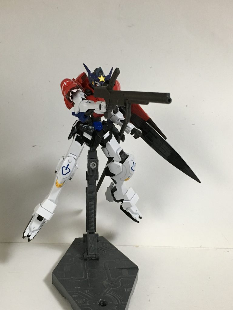 “ロングライフル”実弾式の190mm口経の射撃武装。滑空砲だと取り回しがしづらいため、こちらの方が収納もしやすく取り回しやすいという面で使われる。