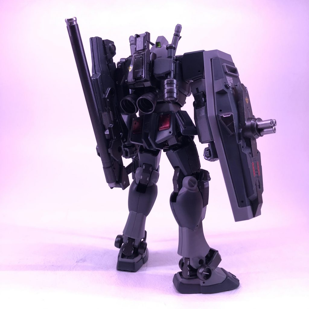 後面からは、バックパックに長距離ビームライフルとグレネード弾

ブースターを強化