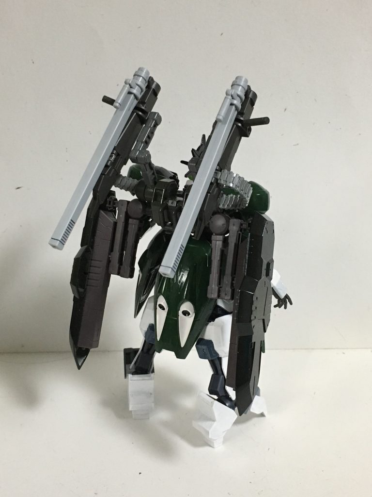 地上用グレイズのバックパックが余ってたのでそれを使ってシールドと今回の目玉であるレールガンを接続しました。そもそもレールガンはキマヴィダにつける予定はなく、基本装備だけでは味気なかったので何かないかと思っていたら、丁度このレールガンが目に入りました。と言ってもバックパックに装備しようにも、給弾ベルトをどう繋げようかと迷っていて、コトブキヤのアームのパーツを使って肩の上から構えることが実現しました。イメージはガンダムDXのサテライトキャノンです。