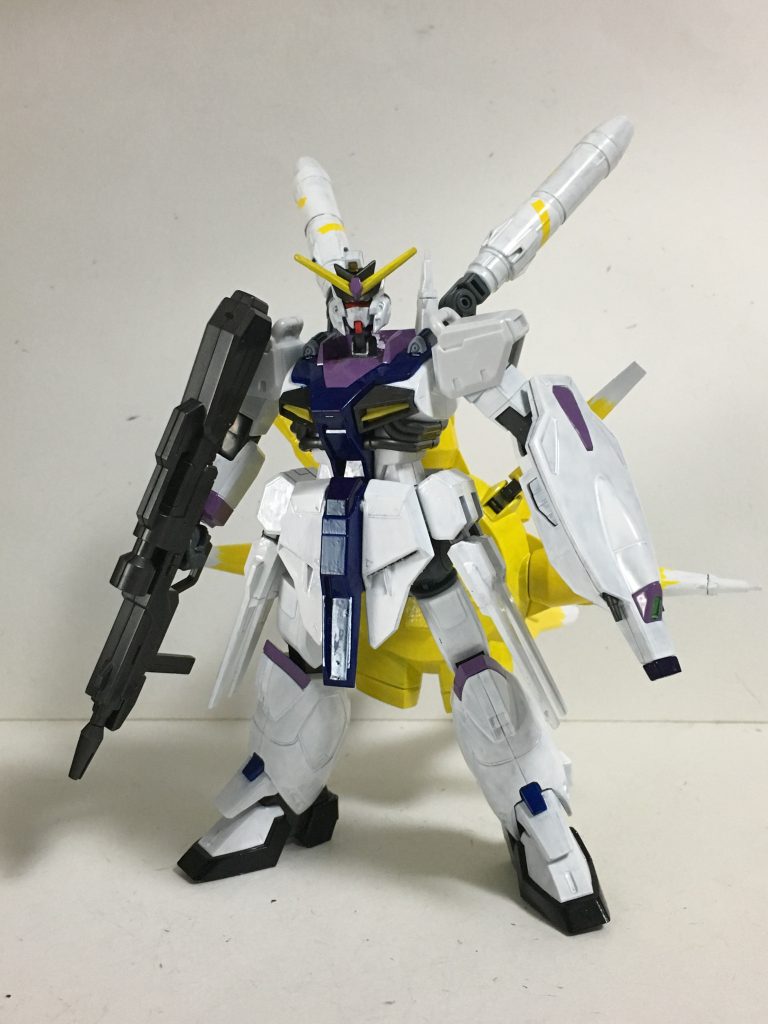 バックパックをリアスカート部の方に移植し、さらにドラグーンも追加して九尾の狐で印象的な尻尾を再現。色々ジャンクパーツを漁ったりして少し藍様っぽくしたりする為に移植されて無くなった肩をパワードジムカーディガンのを使ったり、適当なバックパックをつけたりと試行錯誤しました。首にはジョイントを追加しましたが、首が長く観ずような印象になって、アンバランスな感じになってしまってます。