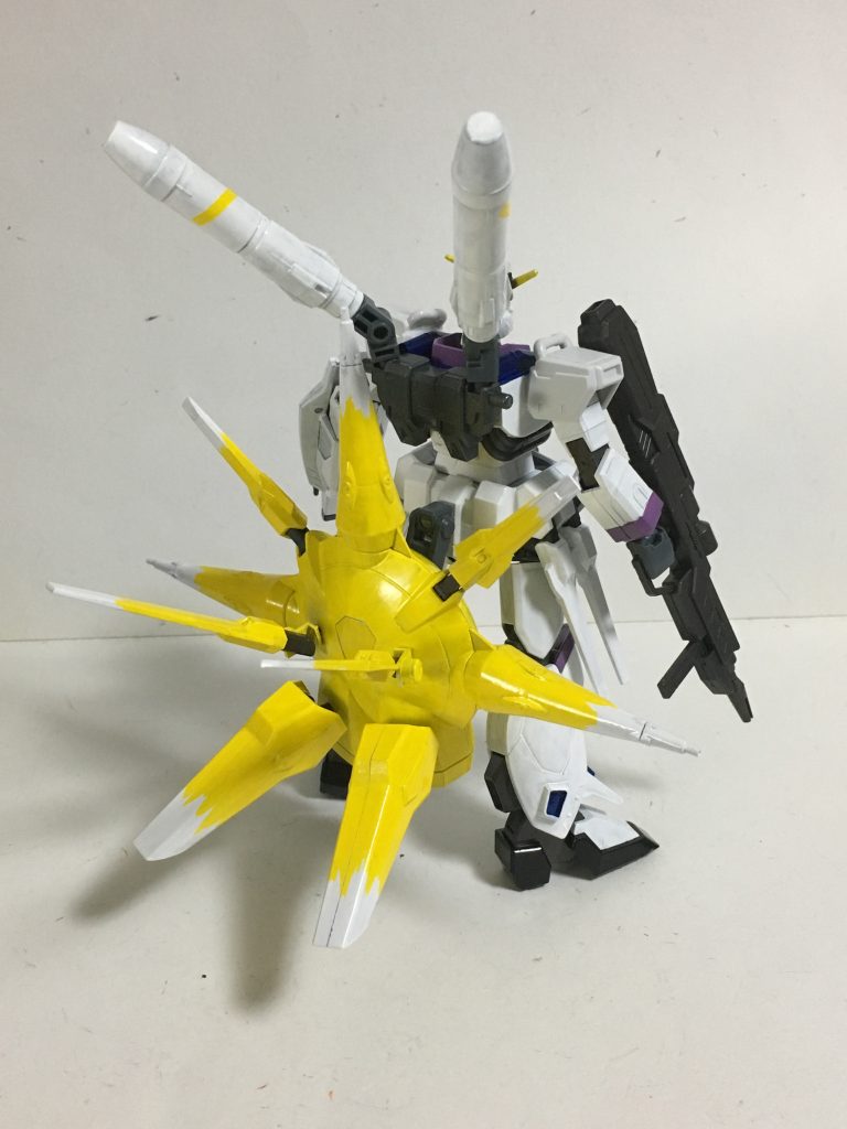 今回の目玉である尻尾。藍の九尾の狐をイメージする為にバックパックを移動しリアスカートのドラグーン2期を移植。さらに両肩も移植して元からついてるドラグーン5基と合わせて9と九尾の狐っぽくしました。元々リアスカートに収納していたドラグーンが移動したことで穴が目立ったので、そこをパテで埋めたりして隙間を埋めます。股間接も改造し、ボールジョイントだったのをプラ棒を差し込み、更にクアンタの脚の付け根を移植し、それが接続できるよう太腿も改造してプラ板やパテで埋めたりなどして付けれるようのし、これで脚はフレキシブルに動けるようにしました。