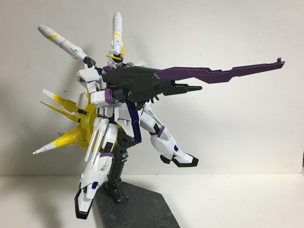 “高出力連装型ハイパーイグニッション”新たに開発された超出力型ビームライフル。通常のビームライフルと同様の威力だが、フルモードに移行すると戦艦並の威力を誇れる。更に紫のバスターライフルと合体可能で更に倍の威力で打つ事も可能となった。