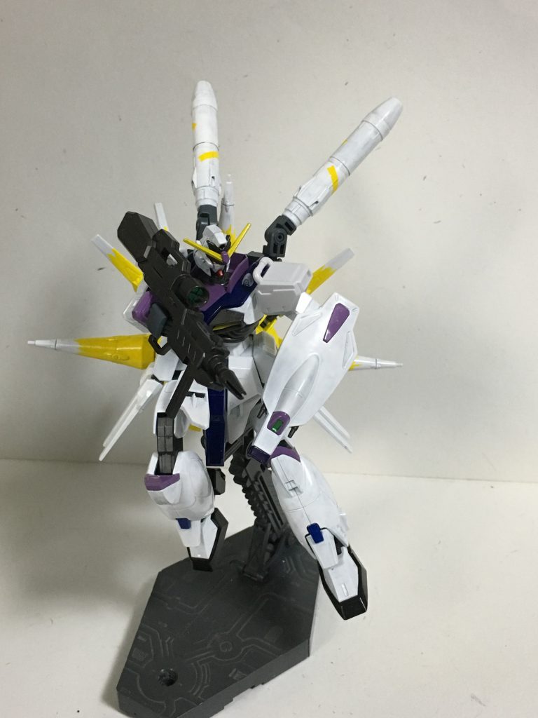 “ユーディキウムビームライフル”標準的なビームライフルと同じ威力だが、エネルギーの充電量が多く弾切れを起こしにくい。そのため形状が異なりバズーカを抱える形に装備する。