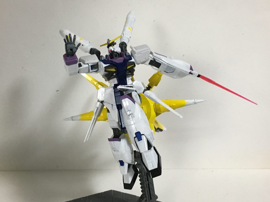 “複合防盾システム”左腕に装着された攻防一体と化した複合武装。唯一の近接手段だが武術による格闘戦も可能とされている。