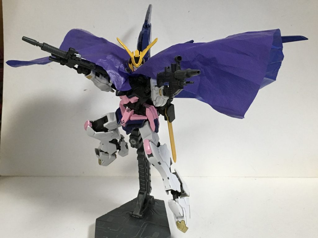 “140mm口径砲ライフル”バエル用に新しく開発された中距離武装。これを二丁用意し射撃戦にも引けを取らない機体にもなったが、逆に言うとソードだけで対応したアグニカから遠ざかった事にもなる。