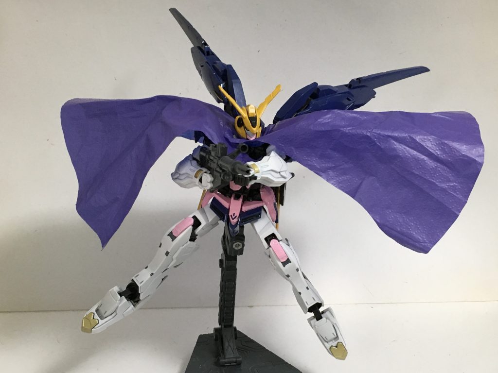 射撃武装も増やそうと思いジャンクパーツを漁ったはいいが、どれもビーム系のライフルなので目ぼしいものは見当たらず、八方塞がりかと思いきや、システムウェポン001の後期型ザクマシンガンを見つけたので、実弾で取り回しのいいライフルだったのですぐ採用。鉄血の機体は実弾ライフルがいいですよね。