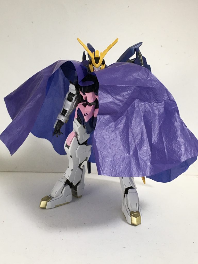 マントを着用させてみました。神子といったらマントのイメージがあったので適当なお店の袋でそれっぽくカットし着用しました。