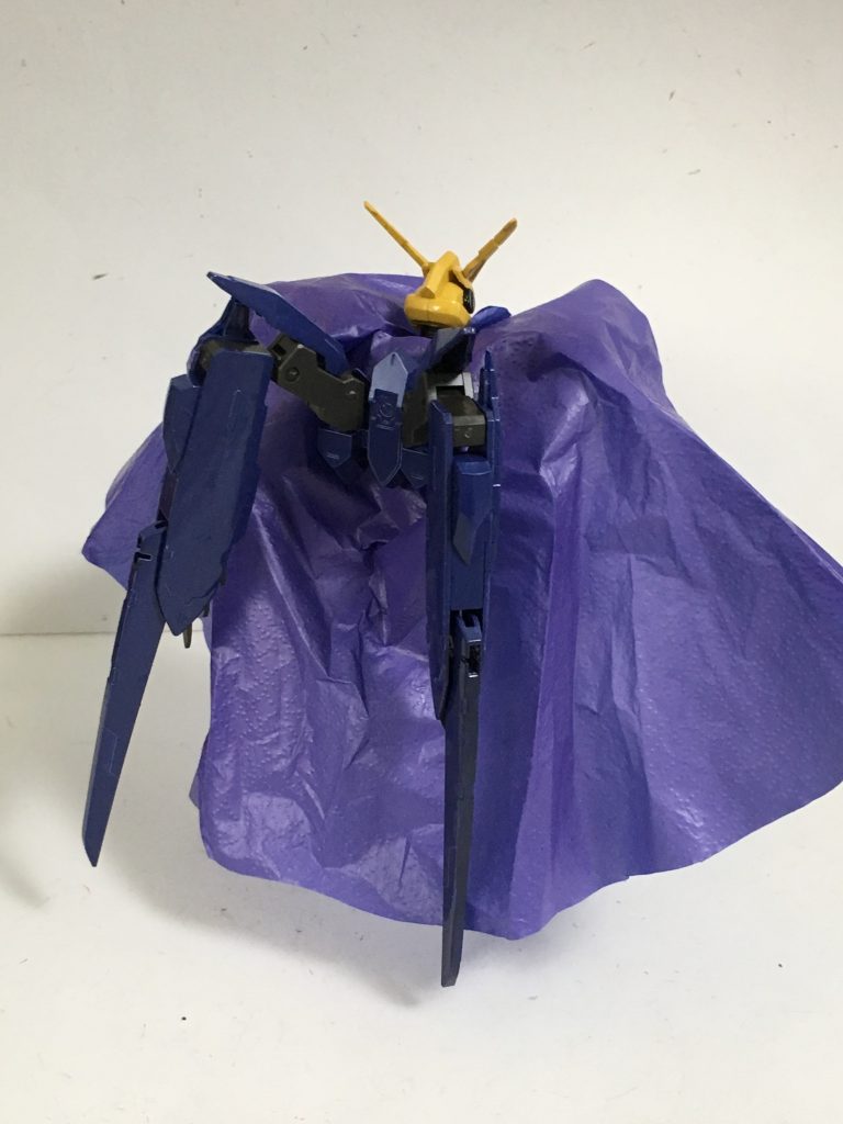 マントはバックパックに挟み込む形にして、マントも期待に被さるように工夫しました。