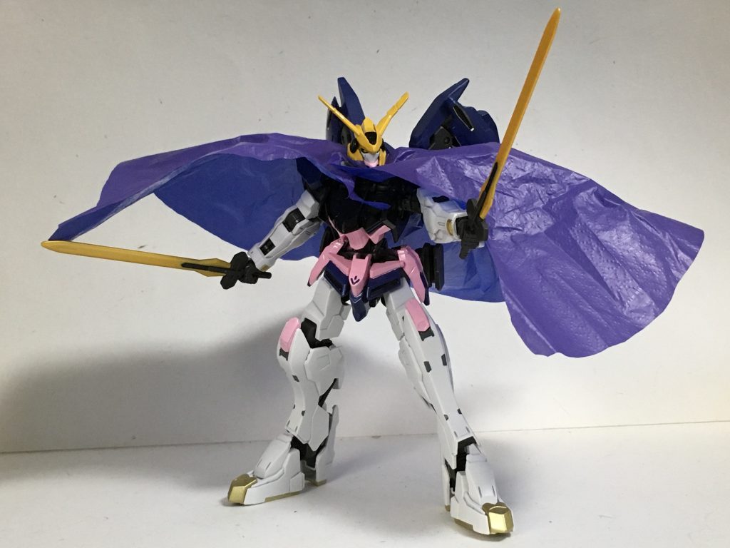 “バエルソード”腰部のブレードホルダーに収納された近接武装。モビルスーツのフレームごと切断できるほどの切れ味で、折れにくくなっている。