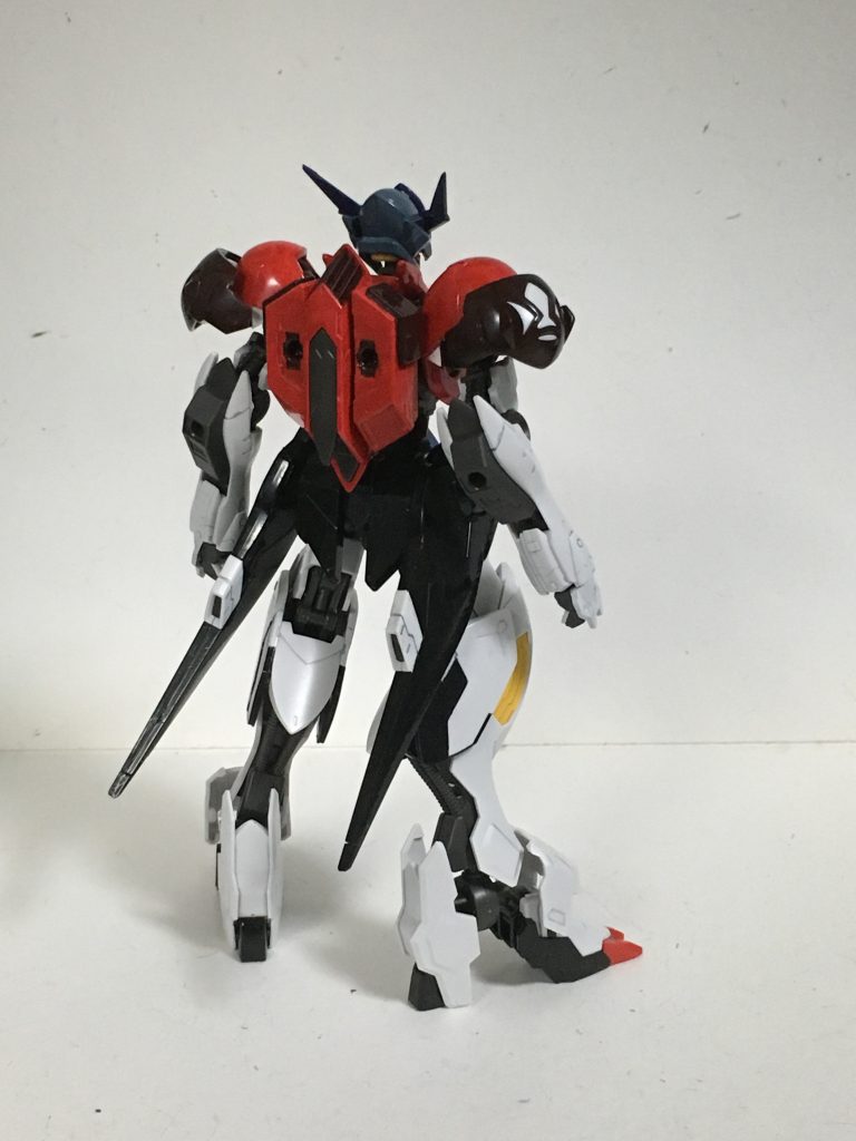 肩に芳香の袖の三角の奴を似せる為にプラ板から切り出し接着したり、アンテナにこれもまたプラ板から切り出した星をつけたりと軽い改造をしました。