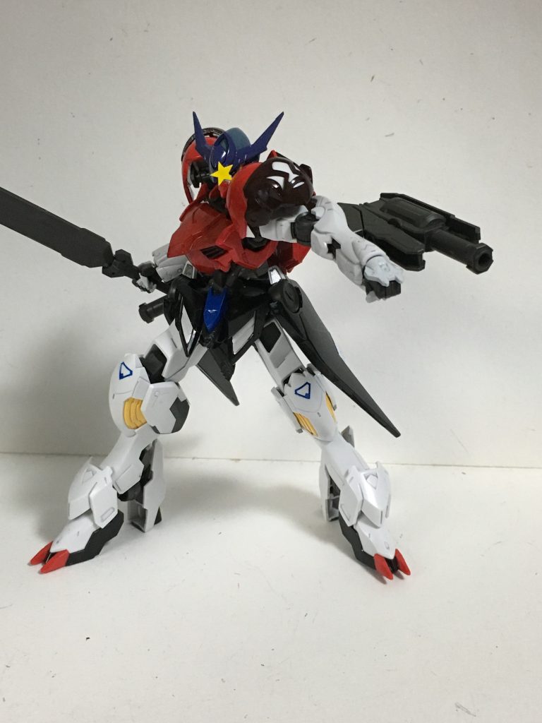 “腕部ロケット砲”200mm砲と同じく腕部に装着可能。威力はこちらの方が高くバズーカに相当するが適切ではない姿勢で構えるとバランスを崩す。