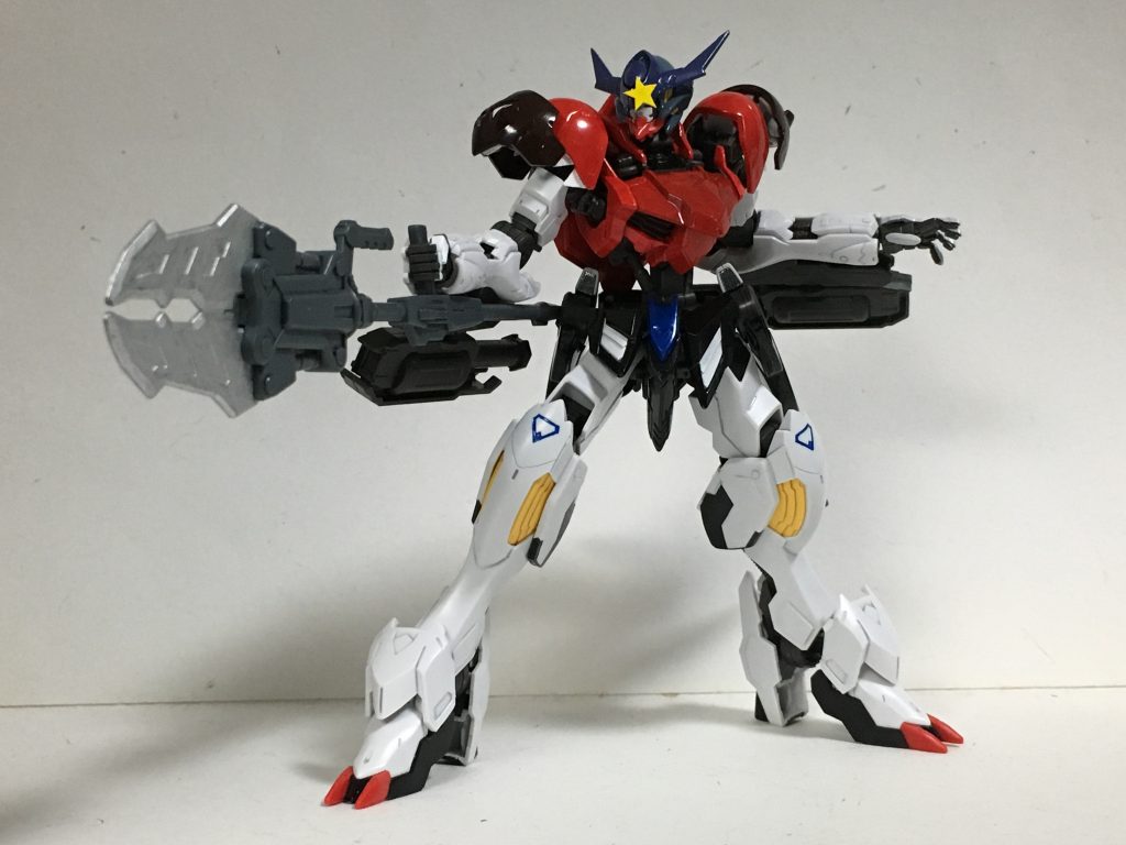 “シザーメイス”新型の切断用メイス。グシオンリベイクフルシティのシザーシールドの応用で、刃先が開き相手を文字通り切断する事を想定されている。先端は射出可能で有線式だが狙いを定めないと当たらない。捉えた相手を遠隔操作で切る事が可能となっている他、離れた相手を近づける事もできる。