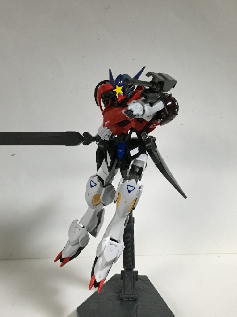 “腕部200mm砲”腕部に装備された射撃兵装。未使用時は砲身は肘側の方に向き、臨機応変に回転する。一応肘側に向いても発砲こそ可能だが、敵の正確な位置を狙いづらい為あまりオススメではない。