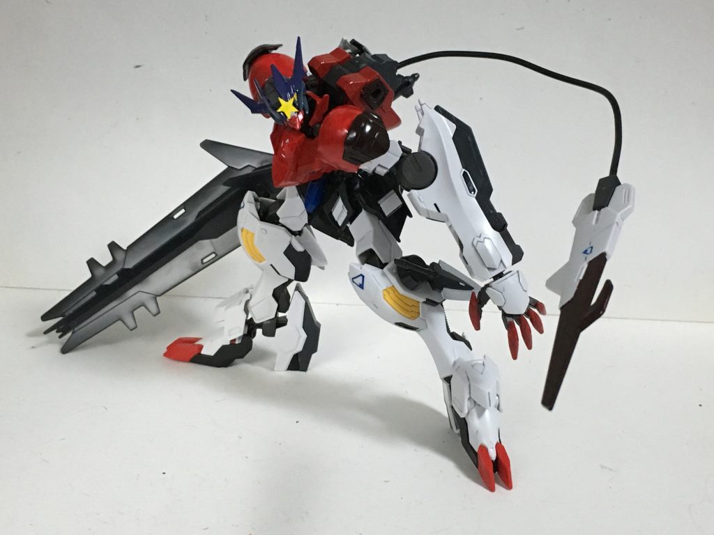 “テイルブレード”ハシュマルの超硬ワイヤーブレードを転用した特殊武装。これまでの戦いではなかった戦闘が可能なため、死角からの攻撃にも優れている。