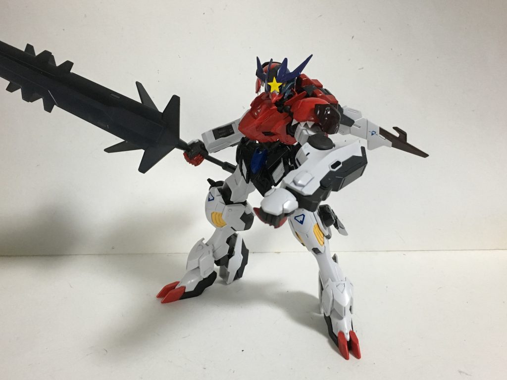 “腕部200mm砲”手首部に内蔵された射撃兵装。埋め込み式なためバルカンの様に使用する事ができる。